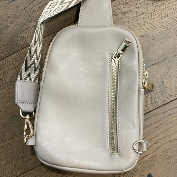 Tan Crossbody Bag Adjustable Decorative Strap Pockets Gold Hardware - Picture 4 of 7